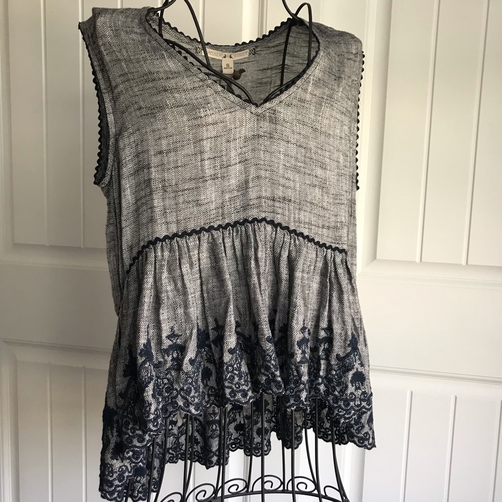 NWT Chelsea & Violet Sleeveless Blouse